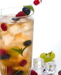 Имбирный пунш с белым ромом, ананасами и черникой