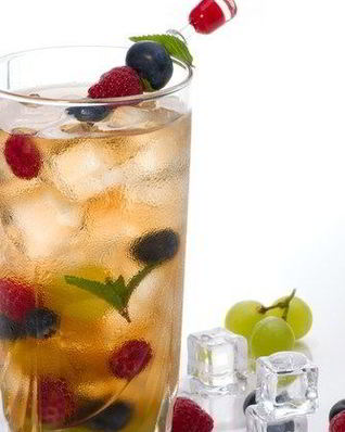 Имбирный пунш с белым ромом, ананасами и черникой