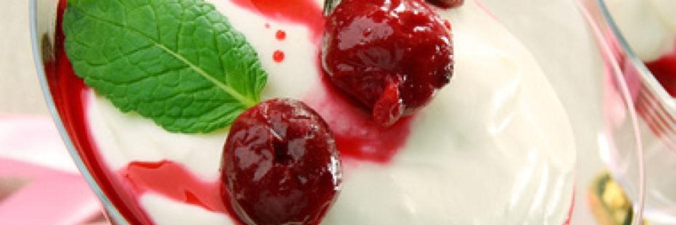 Йогуртовая панна-котта с вишневым сиропом