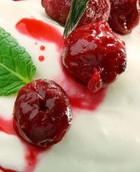 Йогуртовая панна-котта с вишневым сиропом