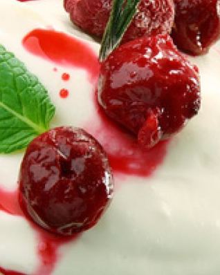 Йогуртовая панна-котта с вишневым сиропом