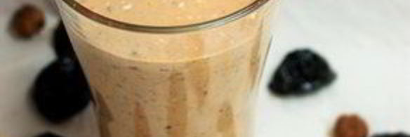 кефирный коктейль с отрубями и черносливом