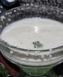 Кефирный напиток с огурцом, укропом и чесноком