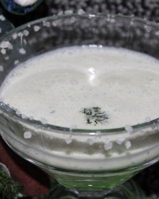 Кефирный напиток с огурцом, укропом и чесноком