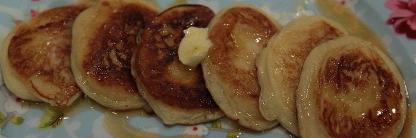 Кефирные оладушки с кленовым сиропом