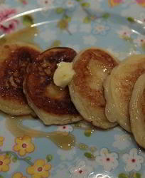 Кефирные оладушки с кленовым сиропом