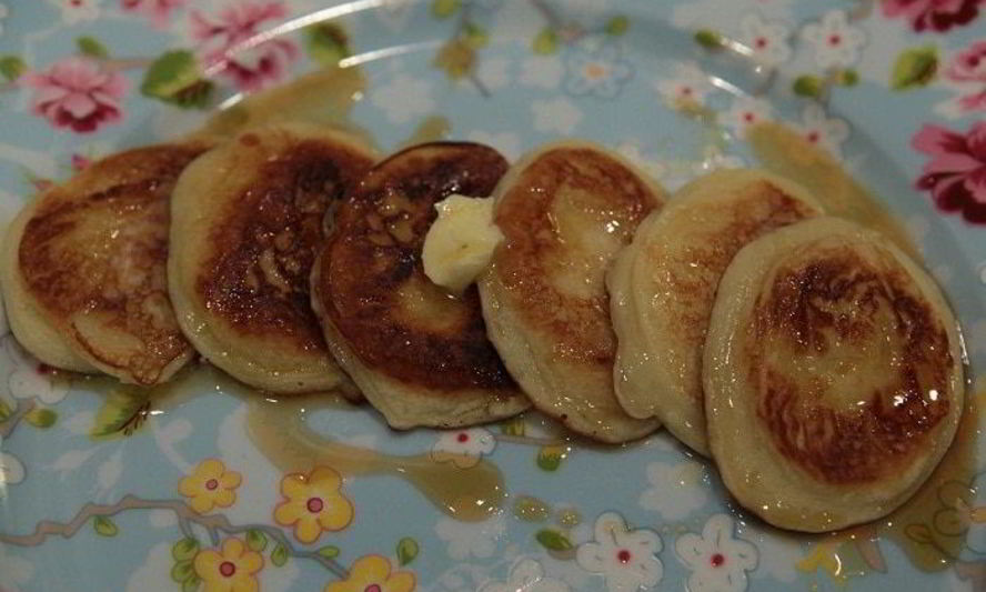 Рецепт кефирных оладушек с кленовым сиропом