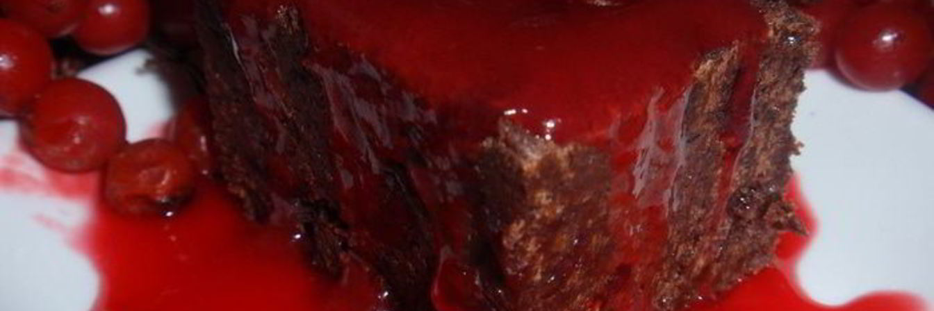 Кофейно-клюквенный брауни с калиновым сиропом