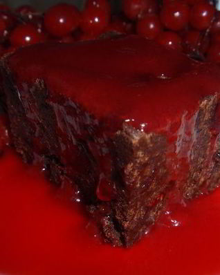 Кофейно-клюквенный брауни с калиновым сиропом