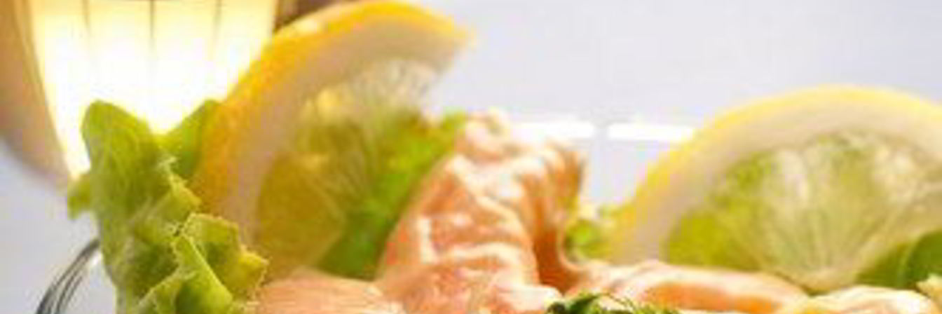 Коктейль из королевских креветок с черри и йогуртово-лимонным соусом