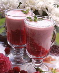 Коктейль из ряженки с малиной