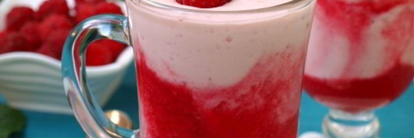 Коктейль на ряженке с творогом и малиной