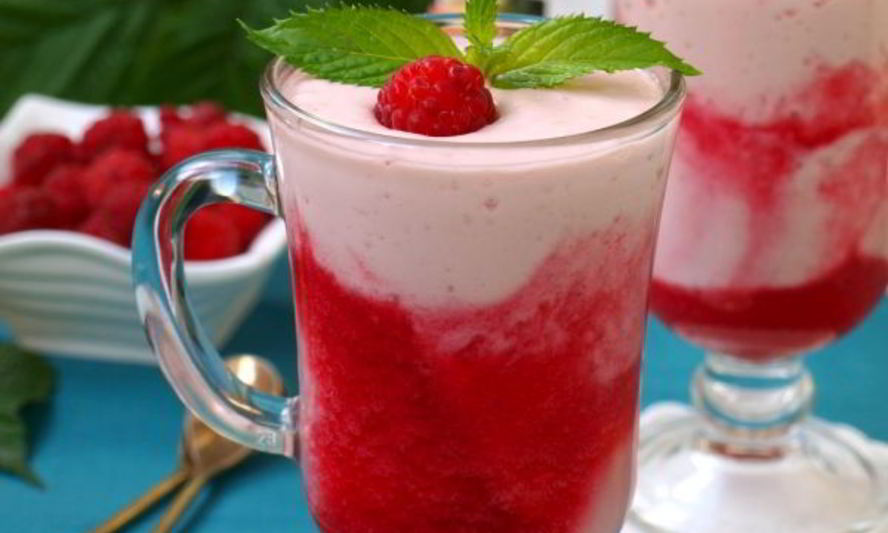 Рецепт коктейля на ряженке с творогом и малиной