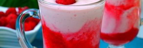 коктейль на ряженке с творогом и малиной