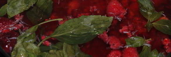 малиновый напиток с лимоном и базиликом