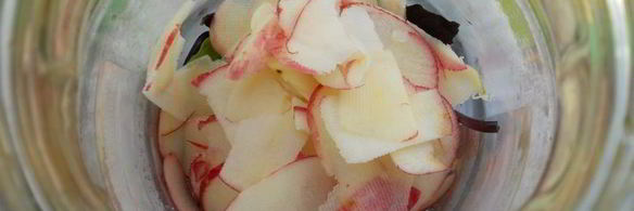 напиток из базилика с яблоками, мятой и лимоном