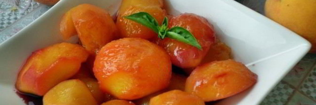 Нектарины в сиропе с базиликом