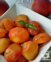 Нектарины в сиропе с базиликом