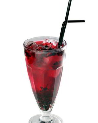 Пунш со смородиной, клюквой, водкой и розовым вином