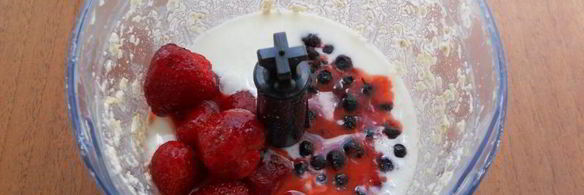 чернично-клубничный смузи с овсянкой и мороженым