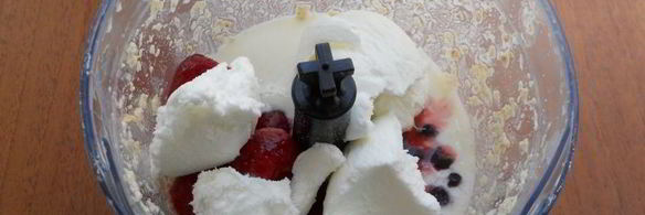 чернично-клубничный смузи с овсянкой и мороженым