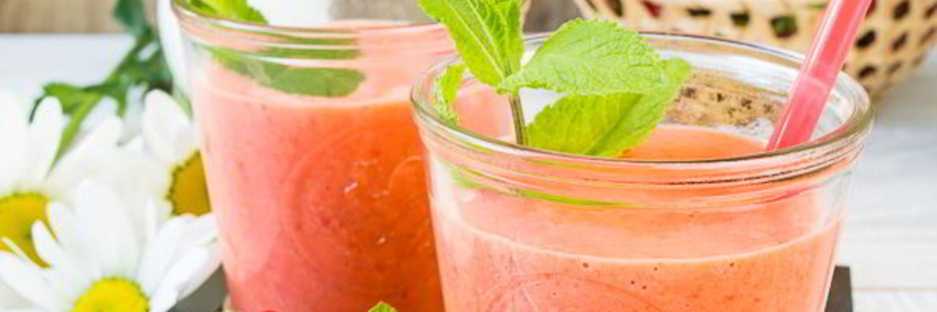 Клубнично-абрикосовый смузи на ряженке