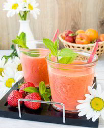 Клубнично-абрикосовый смузи на ряженке