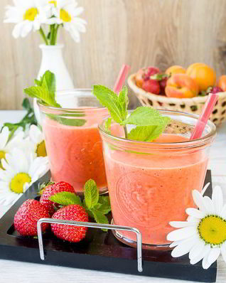 Клубнично-абрикосовый смузи на ряженке