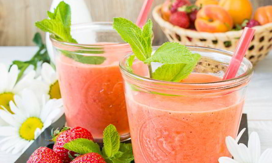 Рецепт клубнично-абрикосового смузи на ряженке