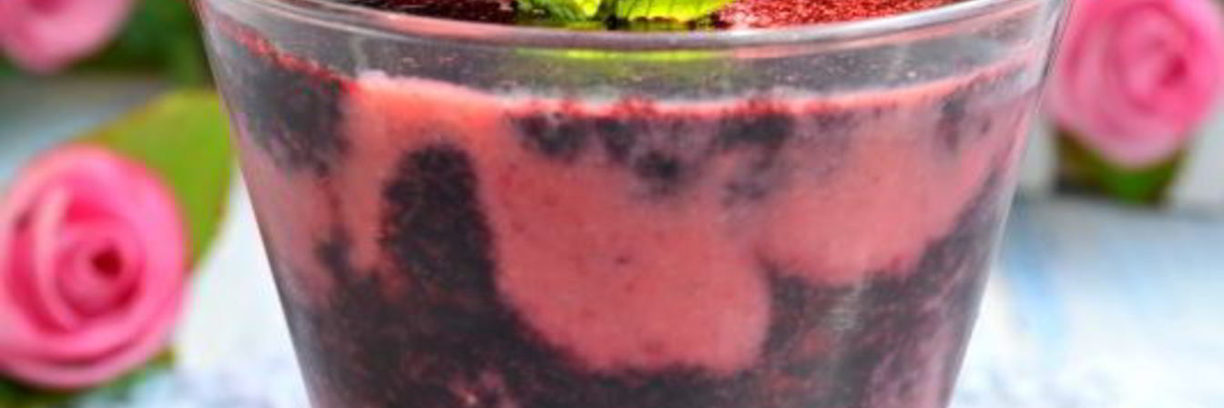 Клубнично-черничный смузи