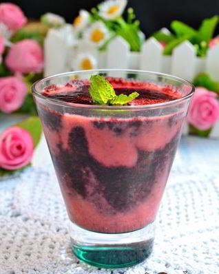 Клубнично-черничный смузи