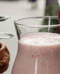 Клубничный смузи с овсянкой