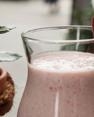 Клубничный смузи с овсянкой