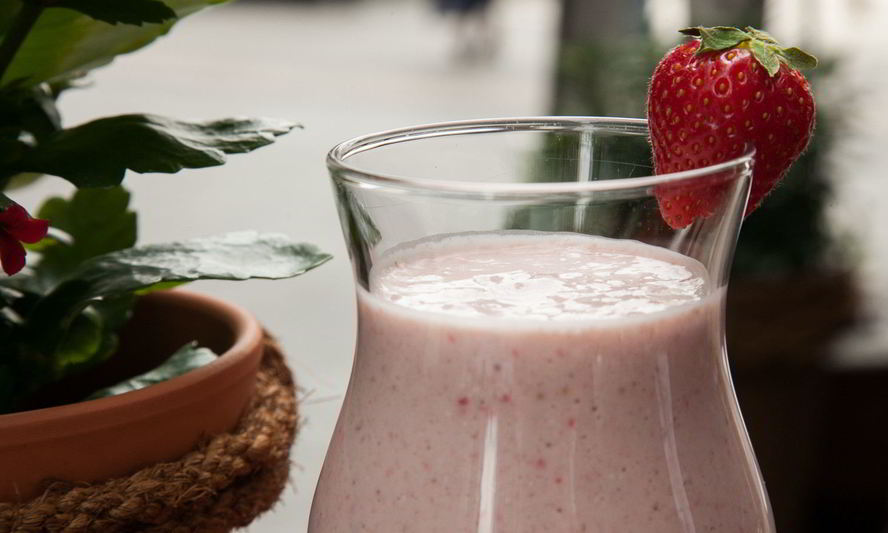 Рецепт клубничного смузи с овсянкой