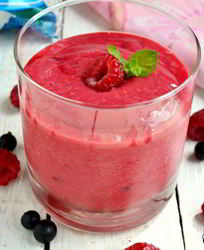Малиновый смузи с мороженым