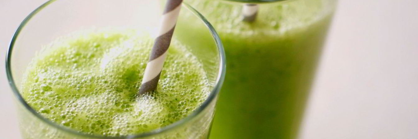 Полезный смузи с фруктами и шпинатом