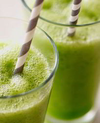 Полезный смузи с фруктами и шпинатом