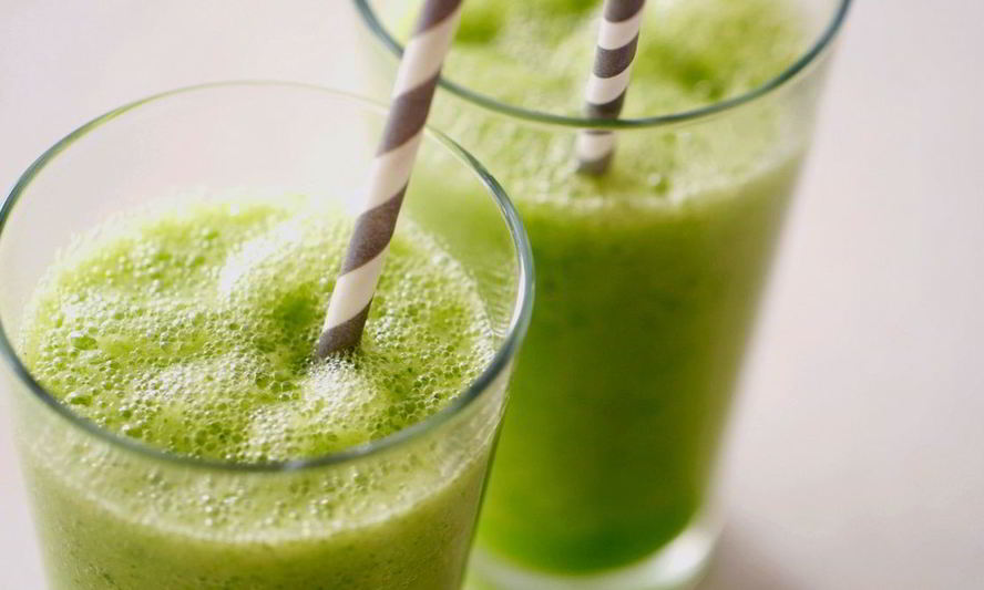 Рецепт полезного смузи с фруктами и шпинатом