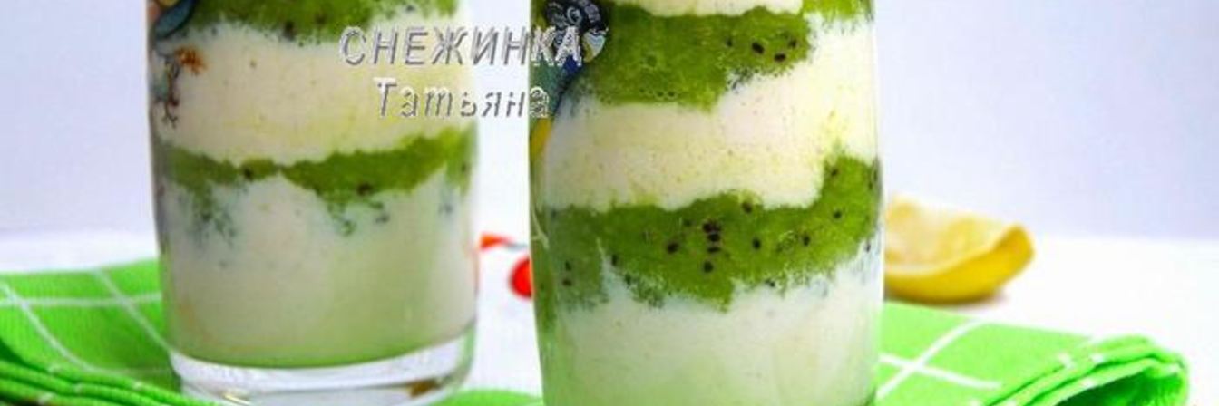 Слоеный банановый смузи с пюре из киви и лайма