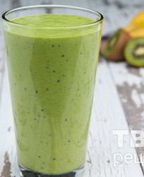 Смузи из банана, киви, шпината