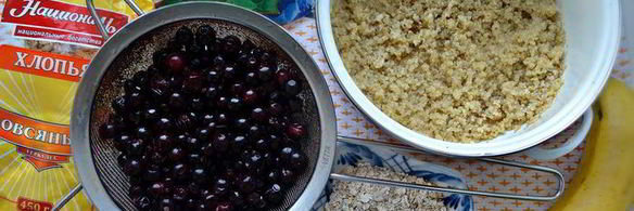 смузи из черной смородины, овсяных хлопьев и киноа