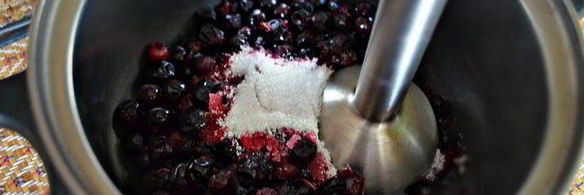 смузи из черной смородины, овсяных хлопьев и киноа