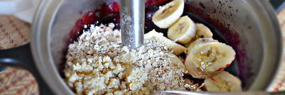 смузи из черной смородины, овсяных хлопьев и киноа