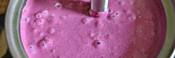 смузи из черной смородины, овсяных хлопьев и киноа