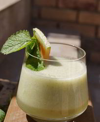 Смузи из дыни с мелиссой
