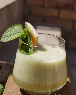 Смузи из дыни с мелиссой