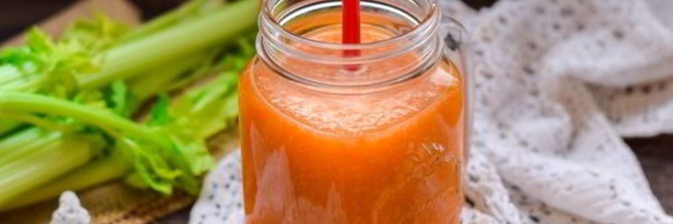 Смузи из сельдерея с апельсиновым соком, морковью и яблоком