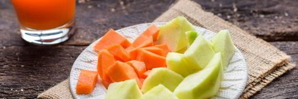 смузи из сельдерея с апельсиновым соком, морковью и яблоком