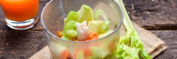 смузи из сельдерея с апельсиновым соком, морковью и яблоком