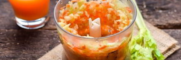 смузи из сельдерея с апельсиновым соком, морковью и яблоком